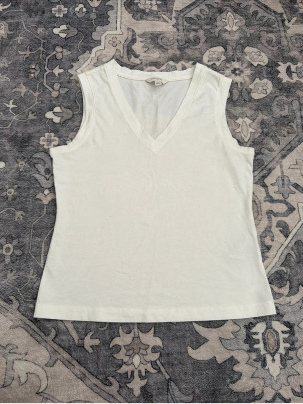 Banana Republic White V-Neck Sleeveless Tank